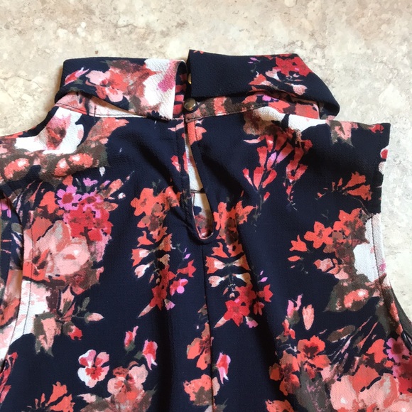 Cute floral crepe sleeveless top szM - Picture 4 of 4